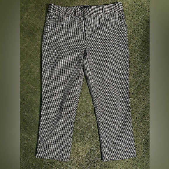 Pants that don’t look like the picture. They are black and white houndstooth - Picture 1 of 1